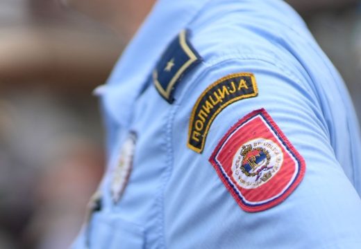 Bratunac: Sa djetetom bježao od policije, pa u potjeri izbacio oružje