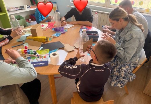 Sadnja, reciklaža i druženje: Djeca iz Dnevnog centra obilježila mjesec čistoće (Foto)