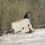 Drama kod Gračanice: Dvojica muškaraca u kombiju bili zarobljeni u nabujaloj Spreči (Foto)