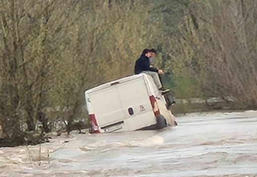 Drama kod Gračanice: Dvojica muškaraca u kombiju bili zarobljeni u nabujaloj Spreči (Foto)