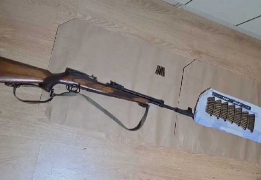 Bratunac: Bježeći od policije iz automobila izbacio pušku