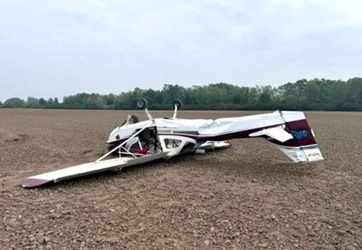 Drama u Slavoniji: Avion prinudno sletio u polje, pilot u bolnici