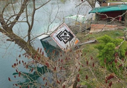 Stravična nesreća: Kamionom sletio u rijeku i utopio se