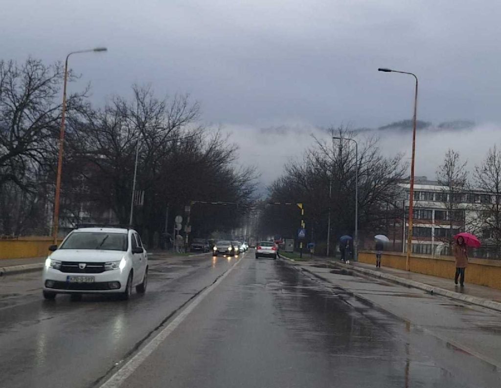 Ne krećite na put bez zimske opreme: Kolovozi mokri i klizavi