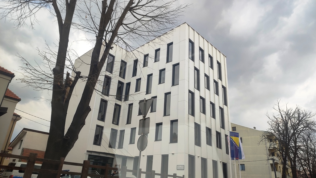 Hronika: Oglasilo se OJT Bijeljina o eksplozivnoj napravi bačenoj na kafić u Bijeljini