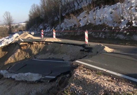 Dio puta nestao u odronu: I dalje obustavljen saobraćaj na putu Bijeljina-Tuzla (Video)