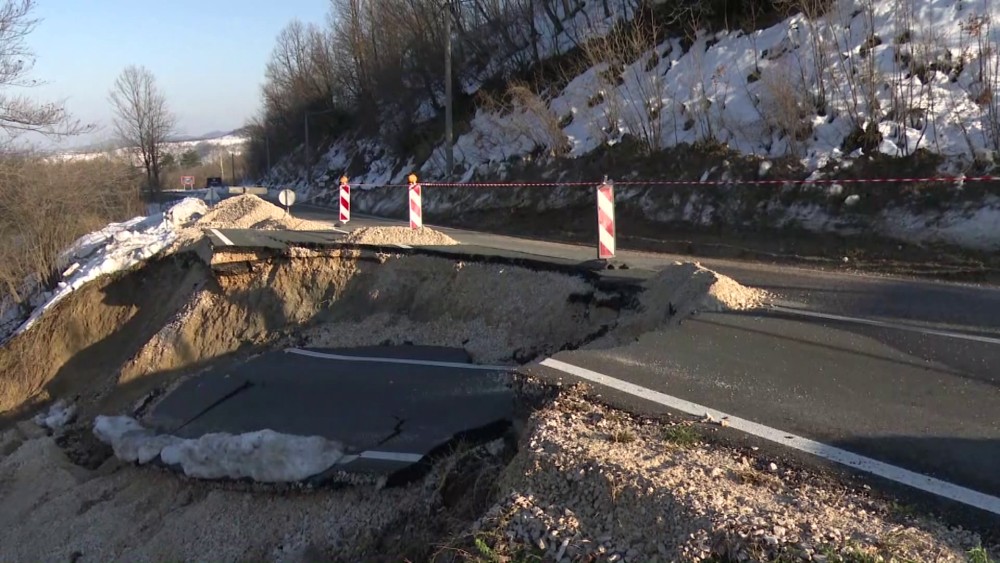 Dio puta nestao u odronu: I dalje obustavljen saobraćaj na putu Bijeljina-Tuzla (Video)
