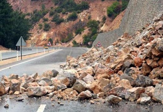 Vozači oprezno: Zbog odrona obustavljen saobraćaj na putu Banjaluka-Jajce