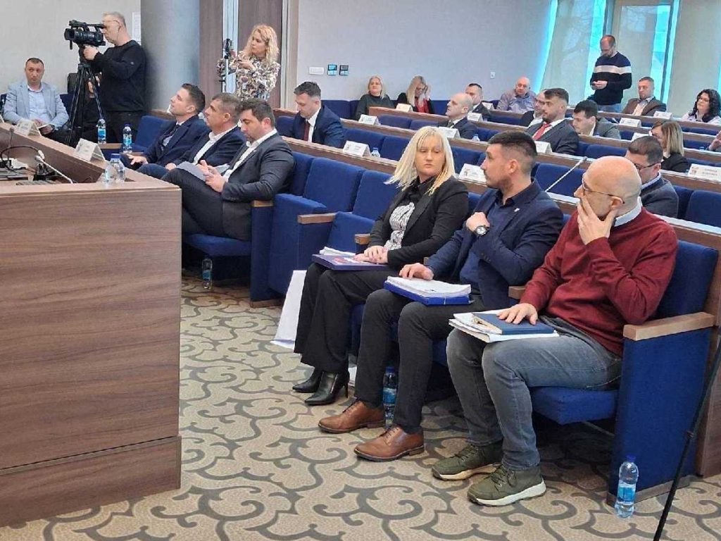 SKUPŠTINSKA DRAMA U BIJELJINI:  Gradonačelnik i odbornici SDS-a napustili sjednicu zbog ograničenja govora direktora Vodovoda