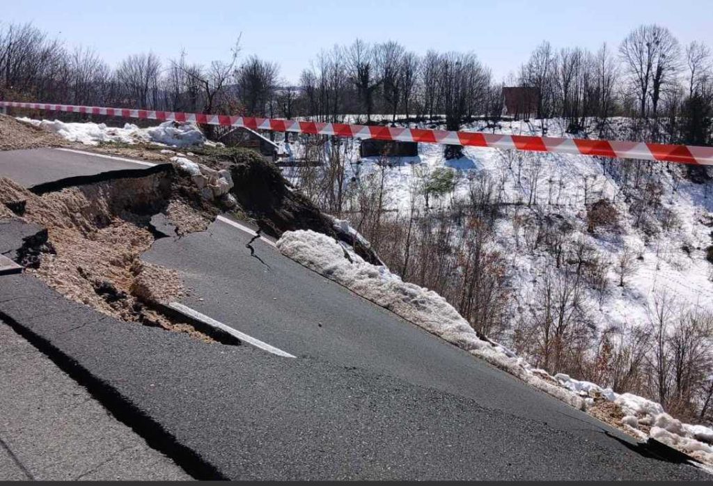 Prilaz odronu obezbjeđuje policija: Zbog odrona zatvoren magistralni put Bijeljina-Tuzla