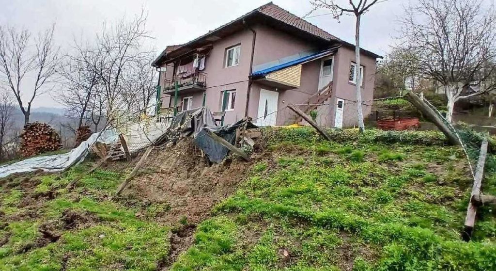 Lopare: Obilne padavine izazivaju štete (Foto)