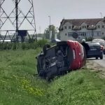 Sudar u Bijeljini: Golf prevrnut u kanalu