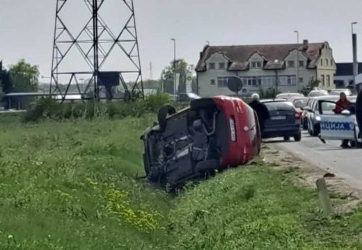 Sudar u Bijeljini: Golf prevrnut u kanalu