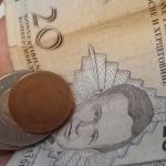 RS: Gurnuo pare u rokovnik policajcu da mu ne piše kaznu