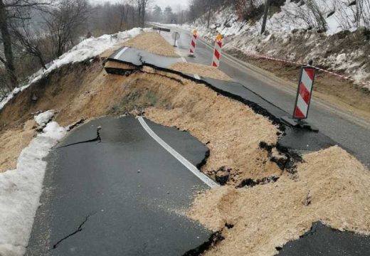 Uslovi puta opasni: Obustavljen saobraćaj na putu Bijeljina – Tuzla za sva vozila