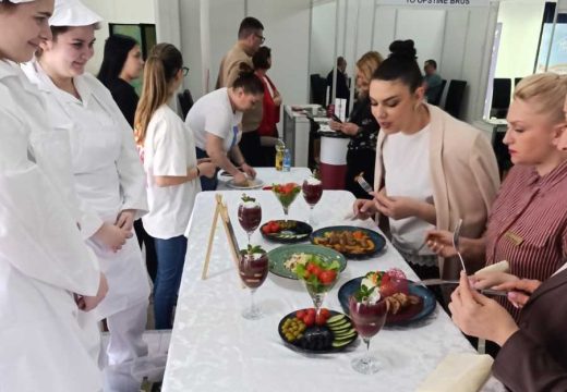 Sajam turizma i gastrokulture u Bijeljini: Mladi kuvari iz Janje pokazali znanje i vještine na takmičenju (Foto)
