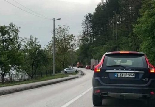 Sudar tri automobila: Žena povrijeđena, saobraćaj potpuno obustavljen
