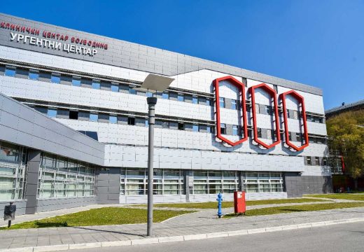 Oglasili se iz UKC Vojvodine: Poznato stanje žene (55) na koju je pao dio skele u centru Novog Sada