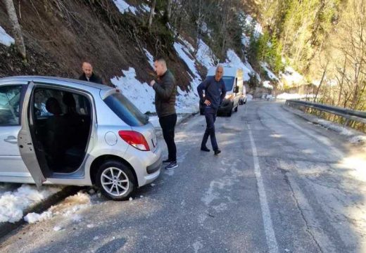 Oprezno preko Vlašića: Poledica i odroni stvaraju probleme vozačima (Foto)