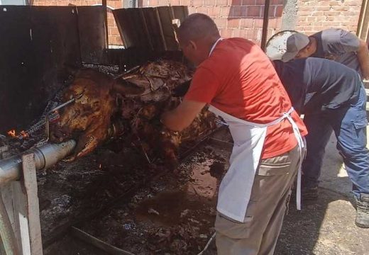 Srbac: Više od 1.000 ljudi degustiralo bika teškog 808 kilograma i pečenog 24 časa