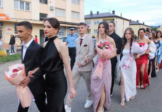 Bijeljina: Defile maturanata Srednjoškolskog centra (Foto)