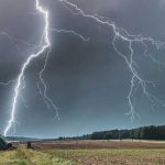 Meteorolozi upozoravaju: Kada grmi – mobilni telefon može da eksplodira