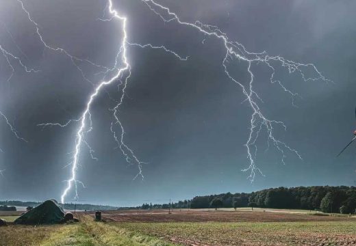 Meteorolozi upozoravaju: Kada grmi – mobilni telefon može da eksplodira