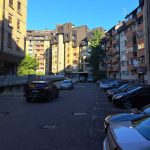 Zakon kaže da, ali ima izuzetaka: Da li parking ispred zgrade pripada svim stanarima?