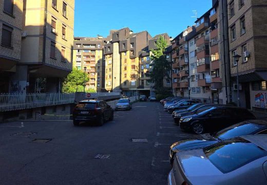 Zakon kaže da, ali ima izuzetaka: Da li parking ispred zgrade pripada svim stanarima?