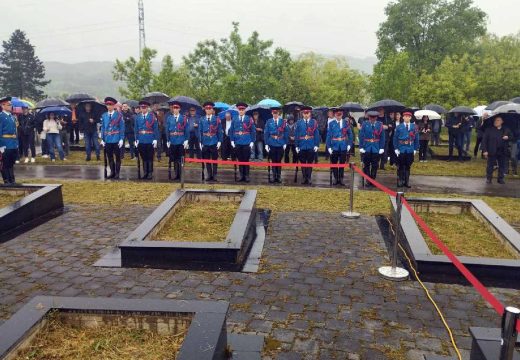 Uz najviše počasti i prelet helikoptera: Sahranjen Boban Kusturić (Video)
