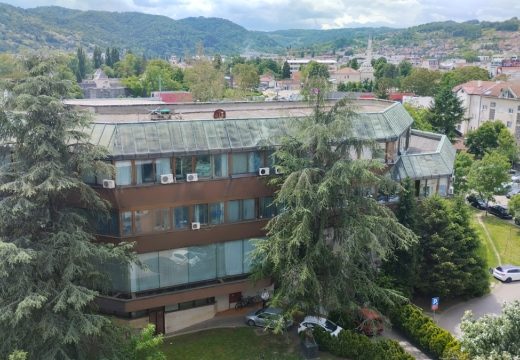 Krov prokišnjava, ventilacija mrtva: Zgrada koja čuva blago Srpske propada