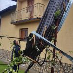 Nevrijeme u Srpcu: Vjetar obarao stabla, oštećeni krovovi kuća (Foto)