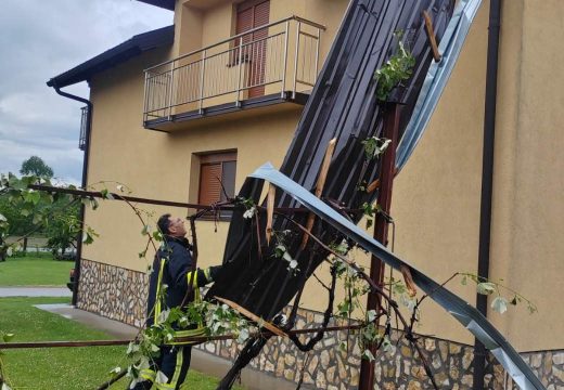 Nevrijeme u Srpcu: Vjetar obarao stabla, oštećeni krovovi kuća (Foto)