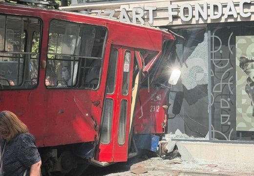 Drama u centru Beograda: Tramvaj se “zakucao” u objekat (Video)