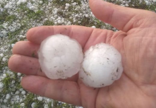 Snažno nevrijeme pogodilo Sloveniju: Vjetar nosio krovove i rušio stabla (Video)