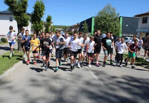 Đurđevdanskih svečanosti u Loparama: Održana ulična trka osnovaca i srednjoškolaca