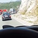 Auto smrskan, a on izašao sam: Muškarac preživio pad u provaliju duboku 150 metara (Foto)