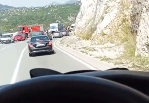 Auto smrskan, a on izašao sam: Muškarac preživio pad u provaliju duboku 150 metara (Foto)