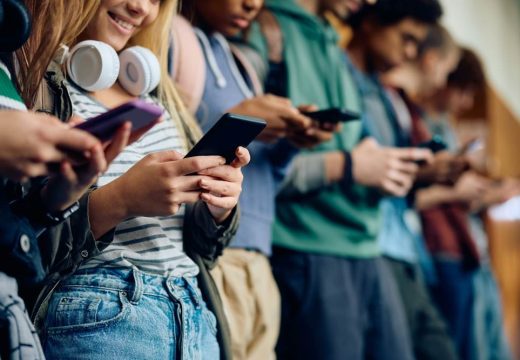 Da li zabrana mobilnih telefona u školama daje rezultate?: Studije pokazale šta se postiglo ovim sankcijama