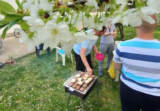 “BAŠ STE MENE NERADNICU NAŠLI”: Vesna iz Splita postala hit na mrežama za 1. maj, nasmijala region (Video)
