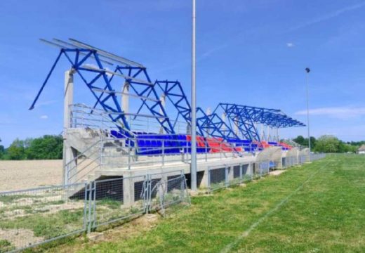 Izbjegnuta tragedija: Srušio se dio krova na stadionu kod Brčkog