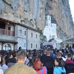 Hiljade vjernika i jedan poseban običaj: Evo zašto vjernici nose bijele vunene čarape u manastir Ostrog