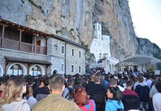 Hiljade vjernika i jedan poseban običaj: Evo zašto vjernici nose bijele vunene čarape u manastir Ostrog