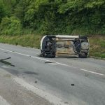 Saobraćajka kod Prijedora: Automobil se prevrnuo na bok