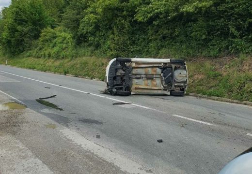 Saobraćajka kod Prijedora: Automobil se prevrnuo na bok