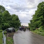 Težak sudar: Autobus se prevrnuo, automobil potpuno smrskan (Foto/Video)