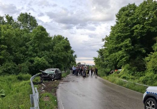 Težak sudar: Autobus se prevrnuo, automobil potpuno smrskan (Foto/Video)