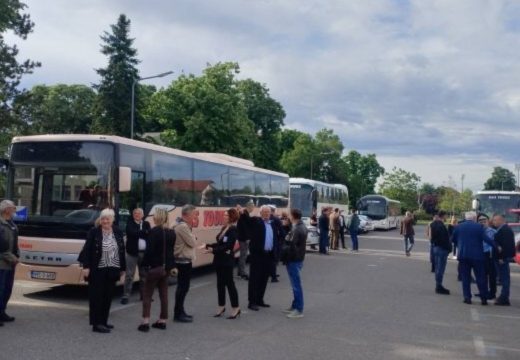 Učesnici komemorativnog skupa: Iz Bijeljine ka Tuzli krenula četiri autobusa