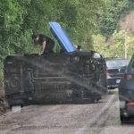 Kadeti Policijske akademije prvi pritekli u pomoć: Spasavali djevojke iz prevrnutog auta
