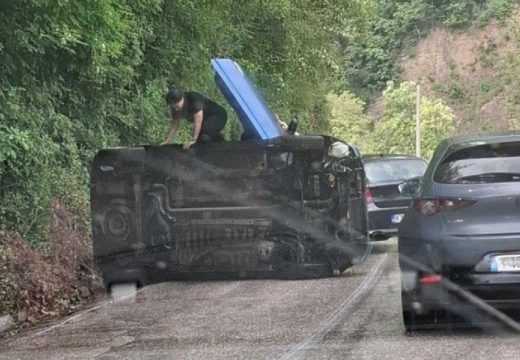 Kadeti Policijske akademije prvi pritekli u pomoć: Spasavali djevojke iz prevrnutog auta